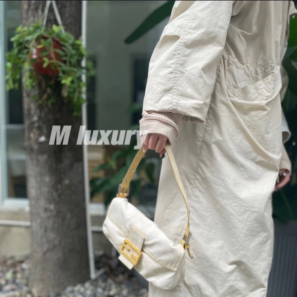 Auth🤍Vintage Fendi baguette. White/Beige.🐍Snakeskin - Picture 17 of 17